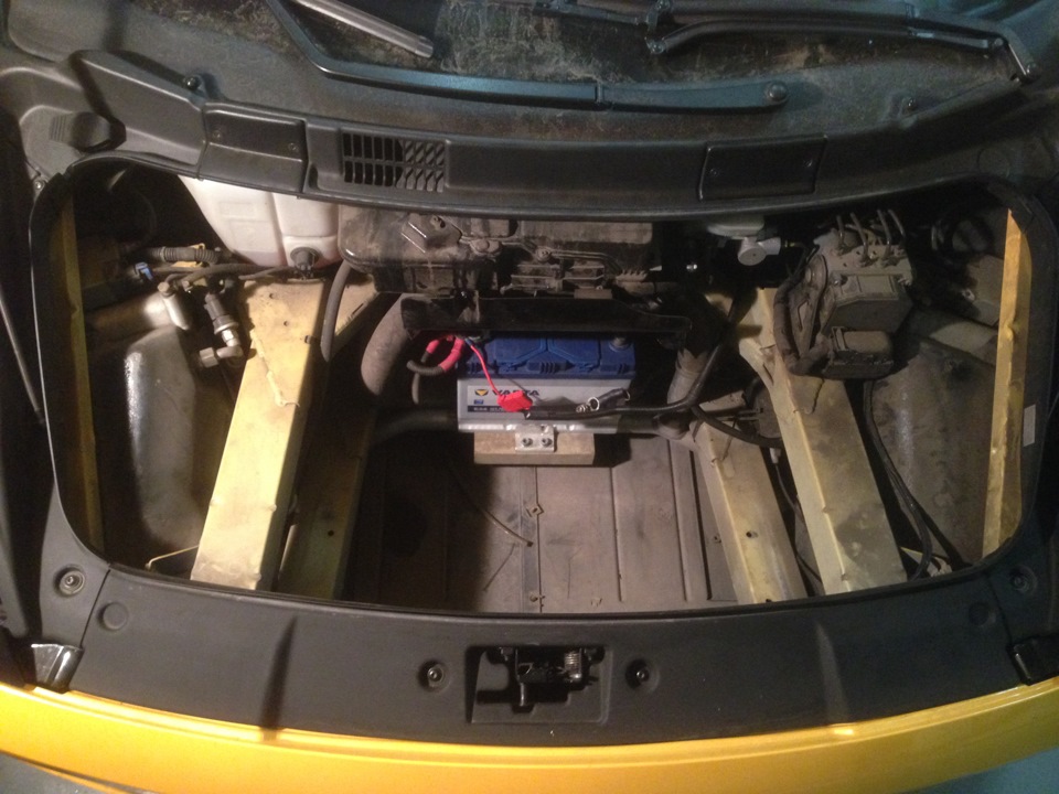 Lamborghini urus engine. Lamborghini urus под капотом. Lamborghini акб. Аккумулятор ламборгини. Lamborghini urus аккумулятор.