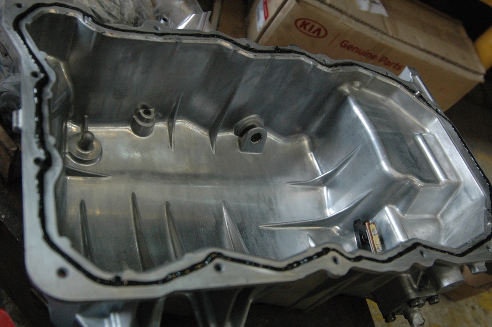 Нанес герметик Elring HT — Hyundai Santa Fe (2G)