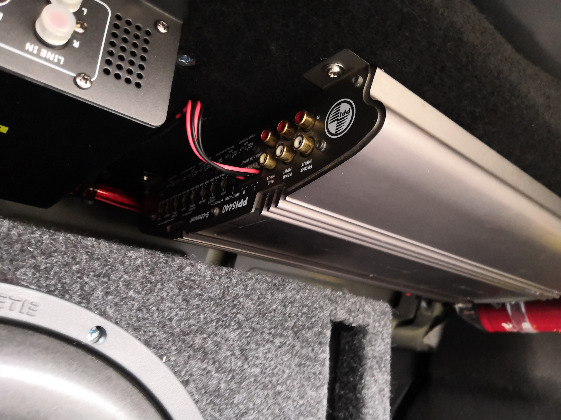 Установить усилитель звука. Усилитель звука Mondeo 4. Установка усилителя для динамиков Форд фокус 1. Установка усилителя Мондео 4. Усилитель звука автомобильный Axiom.