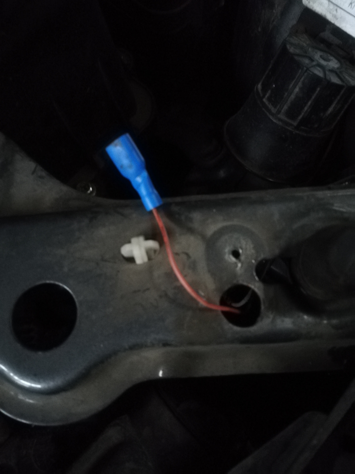 Концевик капота prado 150. Концевик капота нива 21214. Prado 2006 концевик капота. Концевик капота королла е120. Как отключить концевик капота.