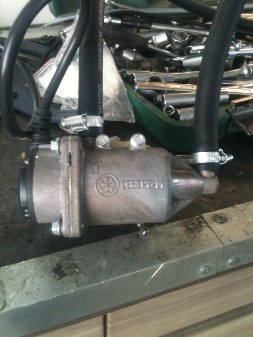 Подогреватель двигателя 220в с помпой на уаз. Подогреватель двигателя лунфей на ниву. Т5 2. Ваз 2114 подогреватель лунфэй. Предпусковой подогреватель двигателя ямз 238.