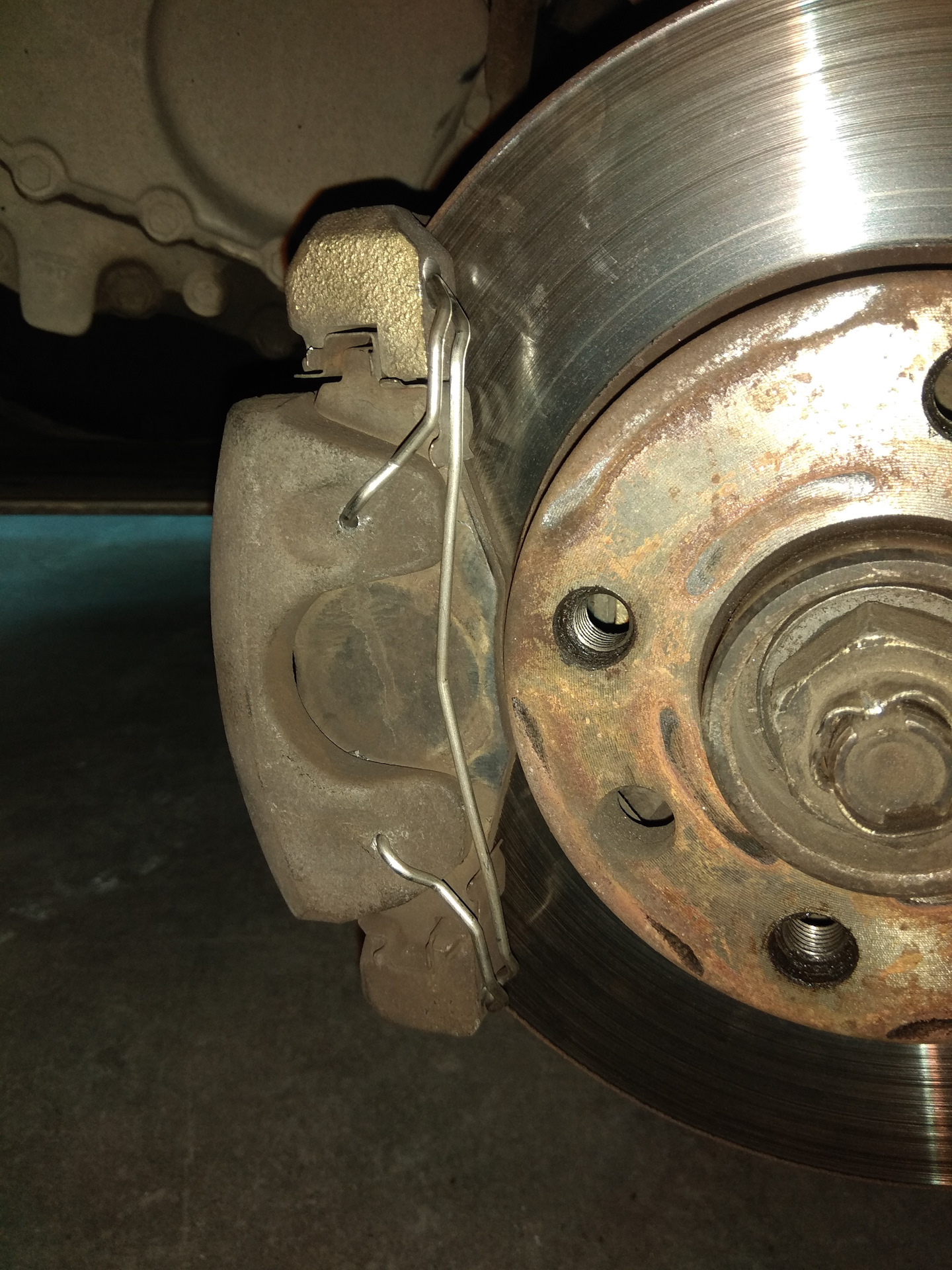 Как поставить пружину на суппорт. Trw pfk241 rx330. Пружины на суппорт нексия. Как поставить пружину на суппорт. Nissan pathfinder пружина суппорта.