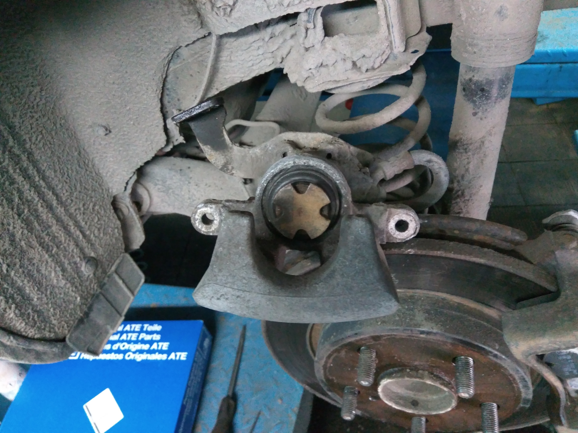 Задние колодки королла 150. Тойота авенсис замена задних колодок съемник. Замена колодок аурис. Замена колодок аурис. Замена колодок передних тойота авенсис.