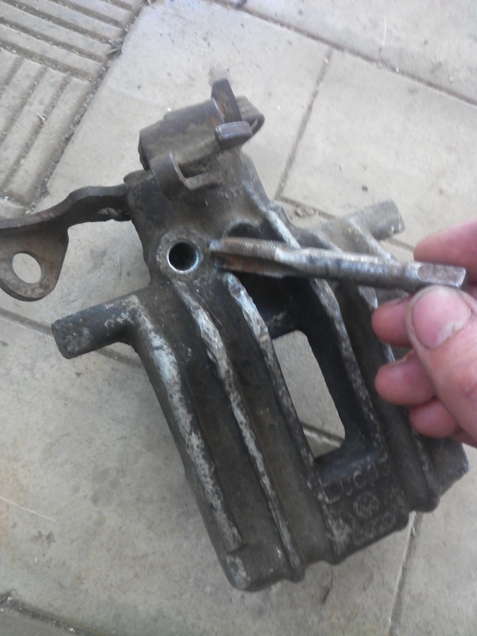 Сломался штуцер прокачки тормозов, решение — Volkswagen Passat B5, 1,8 ...