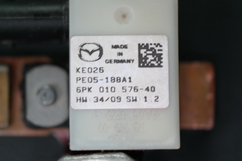Датчик тока изготовлен немцами — Mazda CX-5 (1G). Запчасти на фото: KE026, PE05188A1