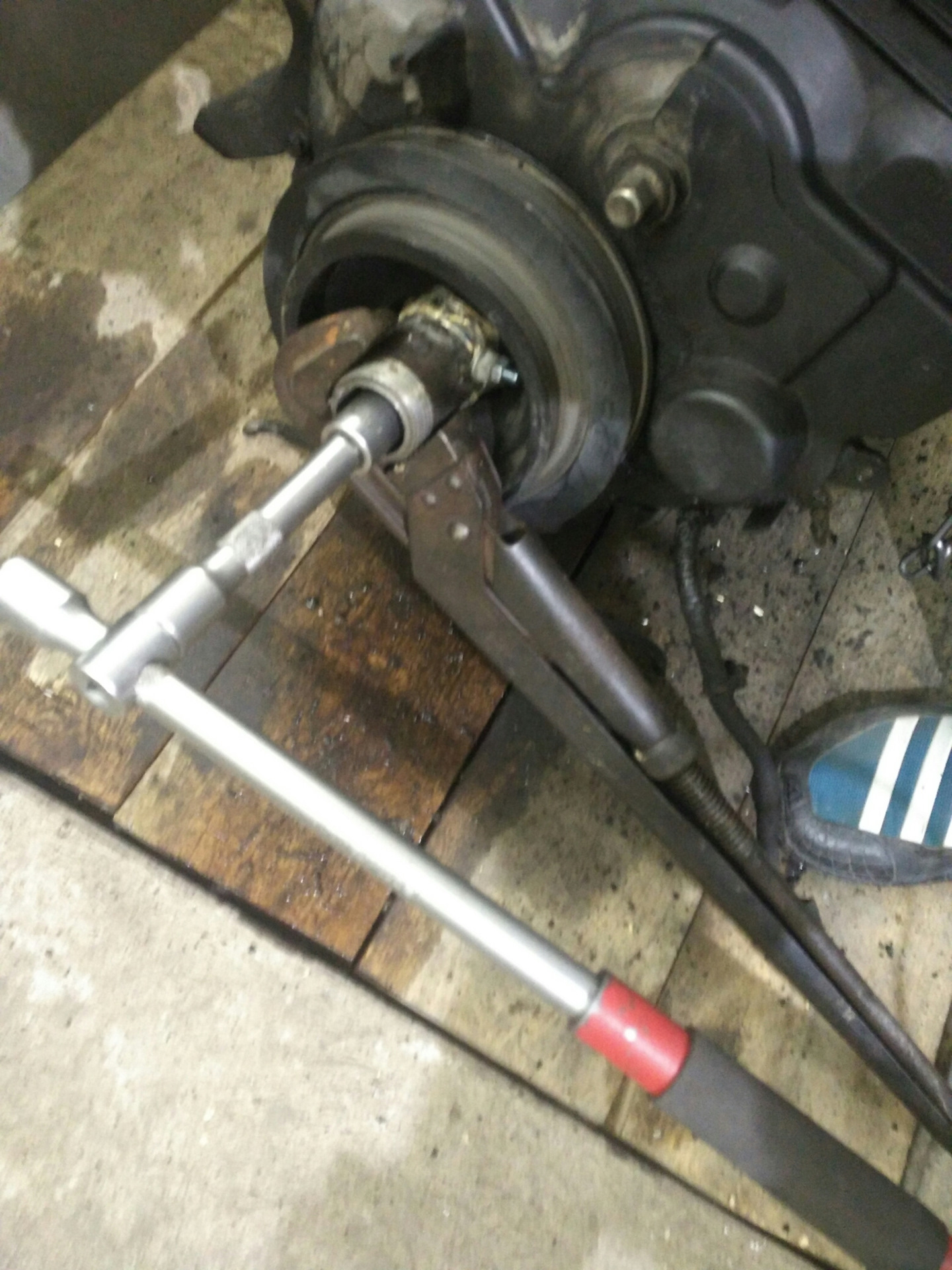Фиксатор шкива коленвала хонда. Как снять шкив хонда. Ключ для шкива коленвала на honda accord 8. Как снять шкив хонда. Подшипник шкива коленвала honda civic.
