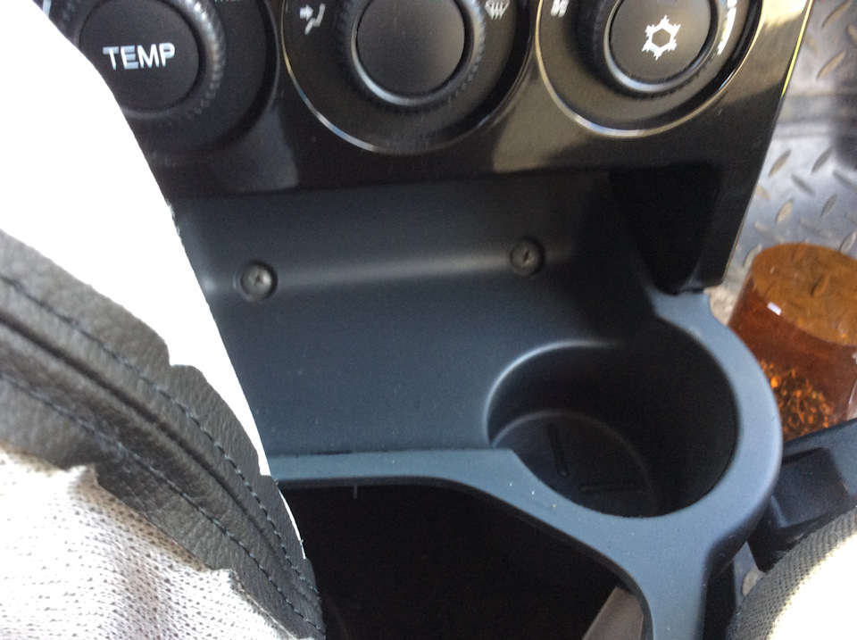 Подстаканник в панели приора 2. Подстаканник приора 2 в приору. Подстаканник в приору. Подстаканник приора 2 в приору. Подстаканник в ваз приора 2.