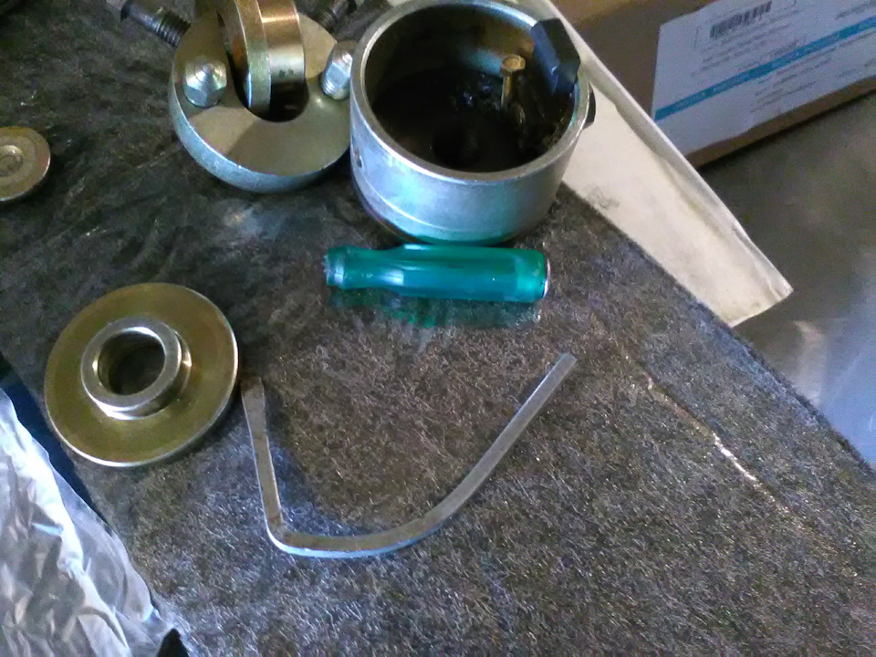 Замена подшипников ступицы съемником — Lada 2114, 1,6 л, 2008 года ...