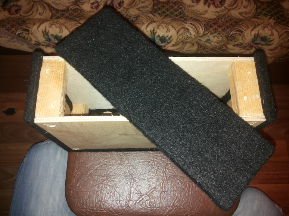 Обтянул вторую длинную боковину короба. Не стал прикручивать. Чтобы было видно, что саморезов ещё нету. — Москвич 2141