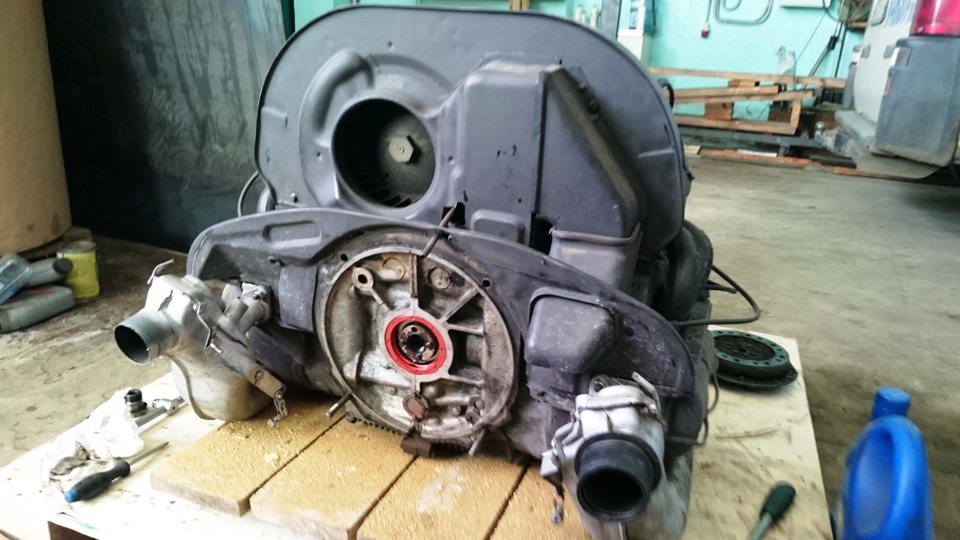 Регулировка осевого люфта коленвала. — Volkswagen Beetle, 1,8 л, 1973 ...