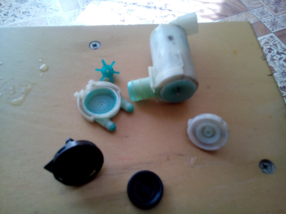 Разбор моторчика омывателя — Nissan Tiida (1G), 1,5 л, 2006 года ...