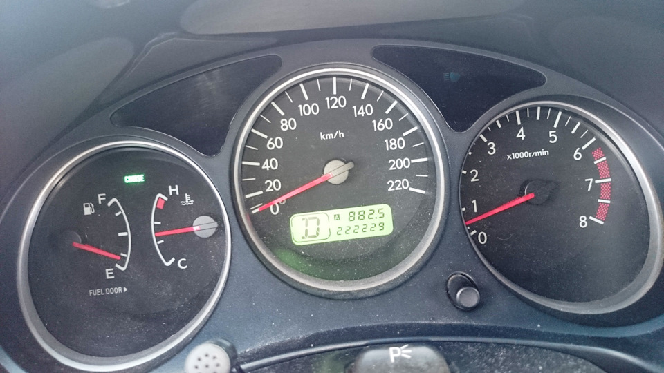 Обратите внимание на размер выреза под экран на спидометре. — Subaru Forester (SG)