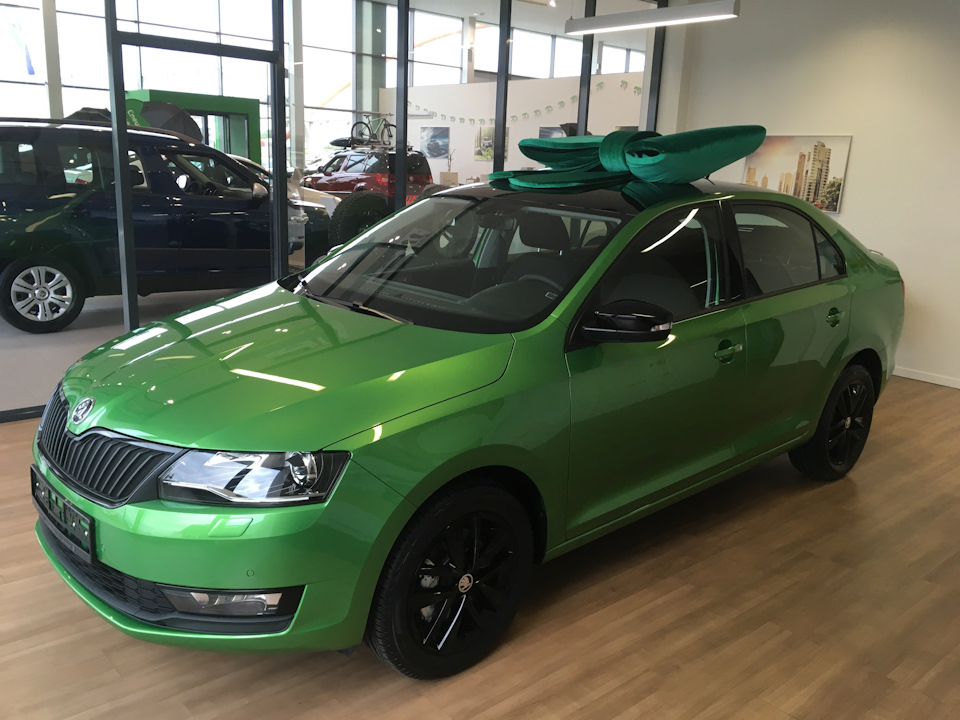 Skoda Rapid зеленая