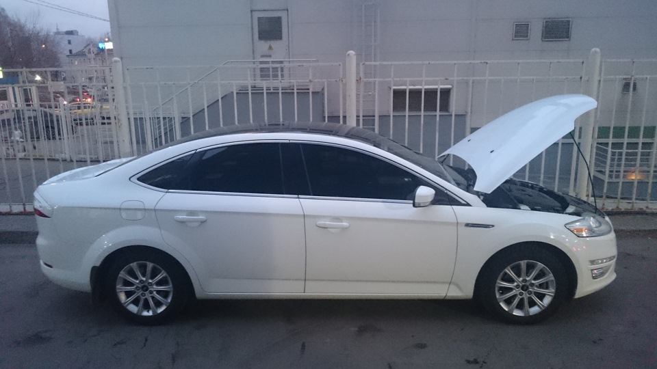 А вот так мы стояли и остывали с 88 градусов… целых 30 минут, если не больше! А на улице околонулевая температура… — Ford Mondeo IV