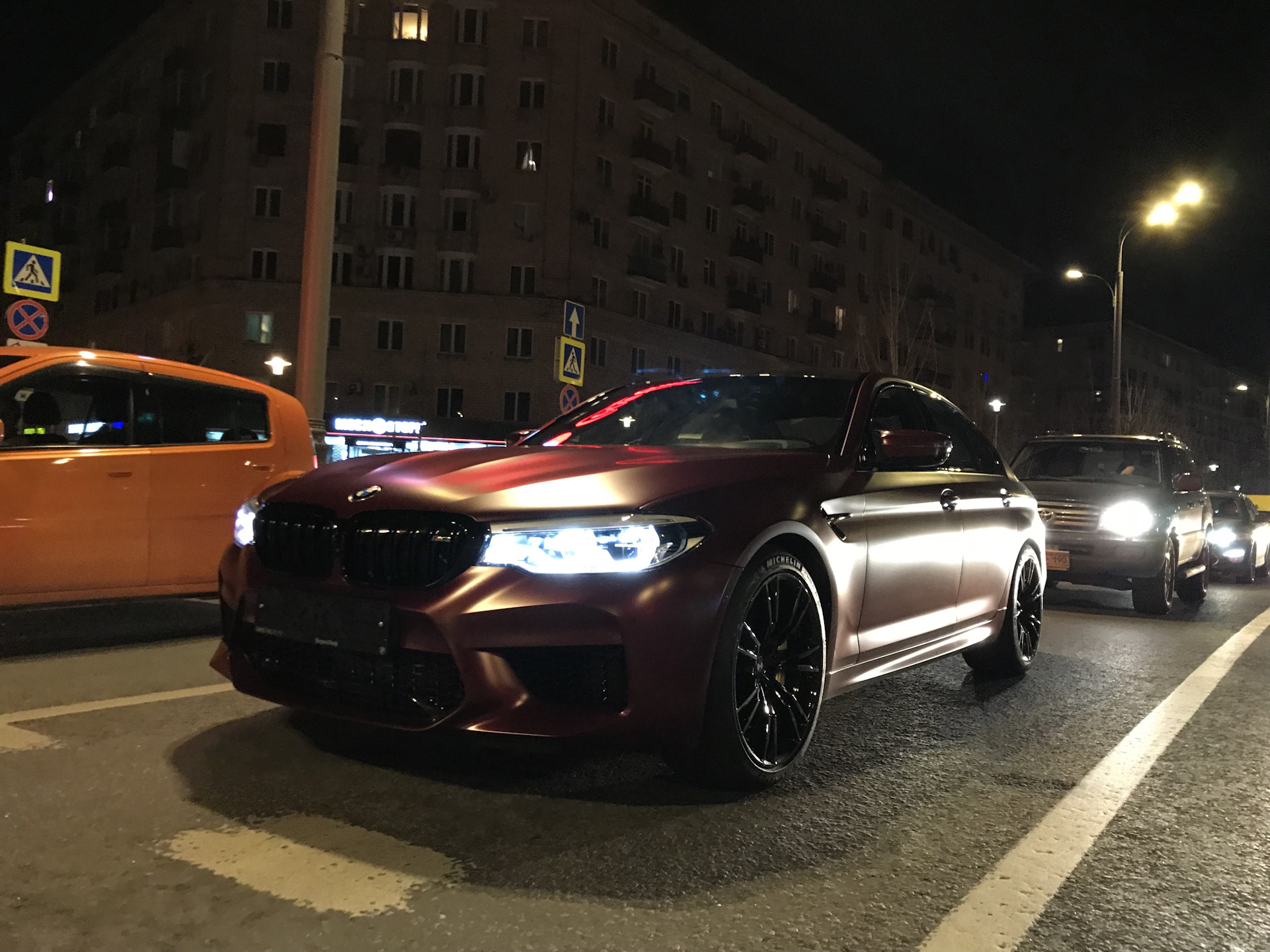 BMW m5 f90 за рулем ночью