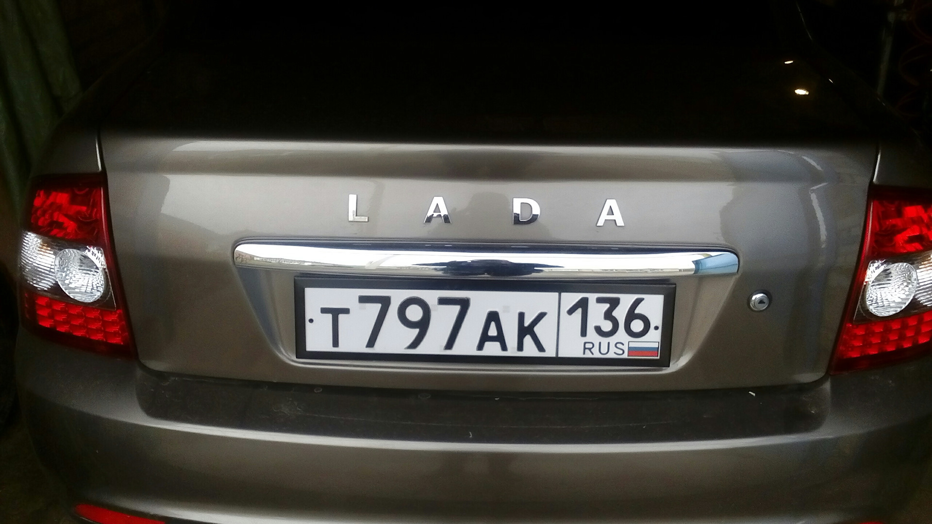 Шильдик на приору. Приора шильдик 1.6. Шильдики Приора 2 хэтчбек.