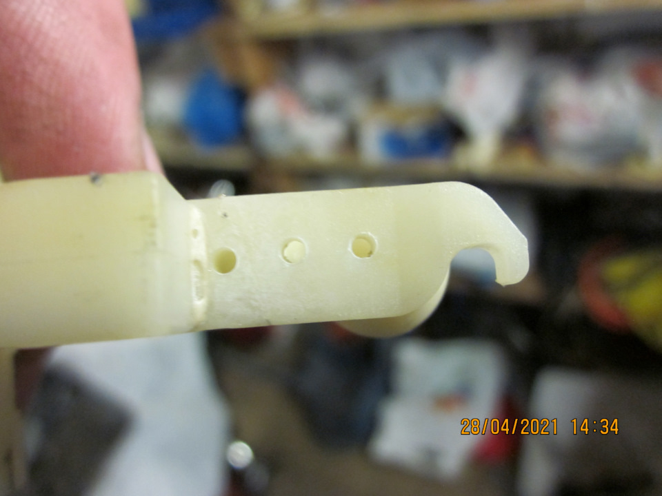 Сначала склеил обломок спец-составом (кстати, склеилося). Затем хотел добавить прочности путём… — Lada Vesta SW (1G). Запчасти на фото: 28042021