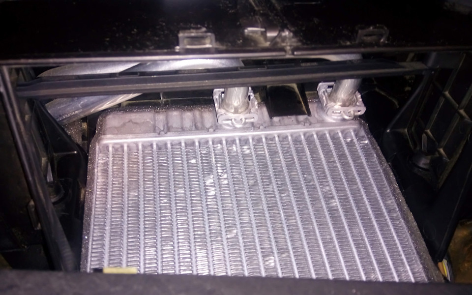 К новому радиатору приобретены новые уплотнительные колечки. Из-за такой мелочи не хотелось снова всё разбирать. Колечки я смазал силиконовой смазкой, чтобы проще было насадить трубки. Когда трубка садится на место, слышен щелчок и она уже не ходит свободно. С левой трубкой мне пришлось повозиться, так как с первого раза она не защёлкнулась. Пришлось доставать трубу ещё раз, поджимать пазы на отопителе. Можно даже заметить как немного замят радиатор возле левой трубы. Кстати, очень нежные соты у nissensa. Behr гораздо грубее, его соты так просто не погнёшь. — BMW 3 series (E46)