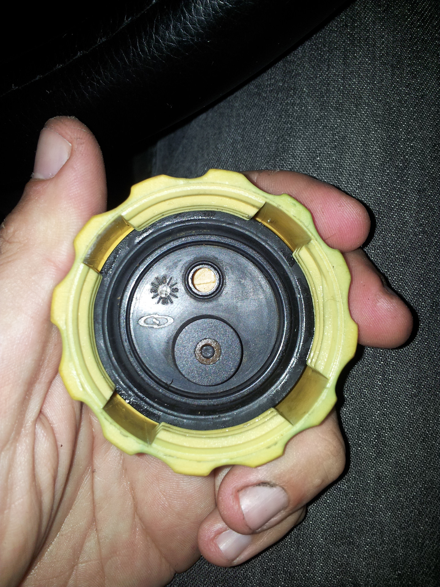 Как проверить клапан крышки расширительного бачка. Ниппель в крышку расширительного бачка. Крышка расширительного бачка ваз 2107. 5. Пробка расширительного бачка нексия 1.