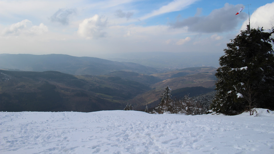 Стартовая площадка парапланеристов. Зима и весна на одной фотографии. — Audi A4 (B9)