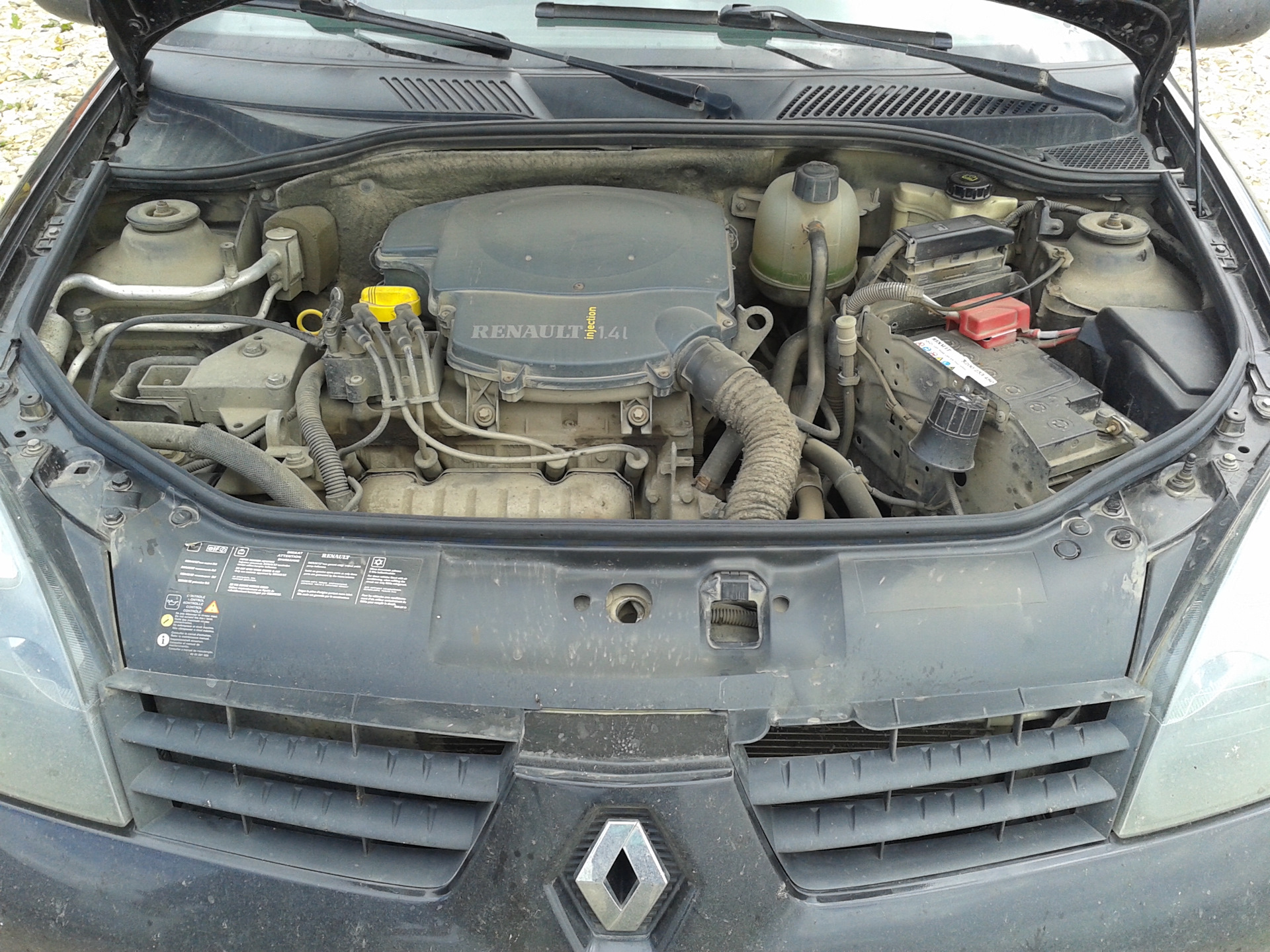 Renault clio 2 под капотом. Рено симбол 2006 под капотом. Подкапотное пространство рено симбол 1 1. Патрубки печки рено симбол 1. Рено симбол под капотом.