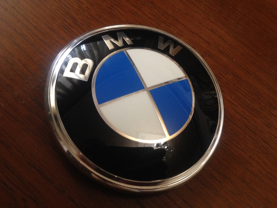 Эмблема на багажник бмв. 51141872969 BMW. Значок БМВ. Новый значок BMW. Значок БМВ из пластилина.