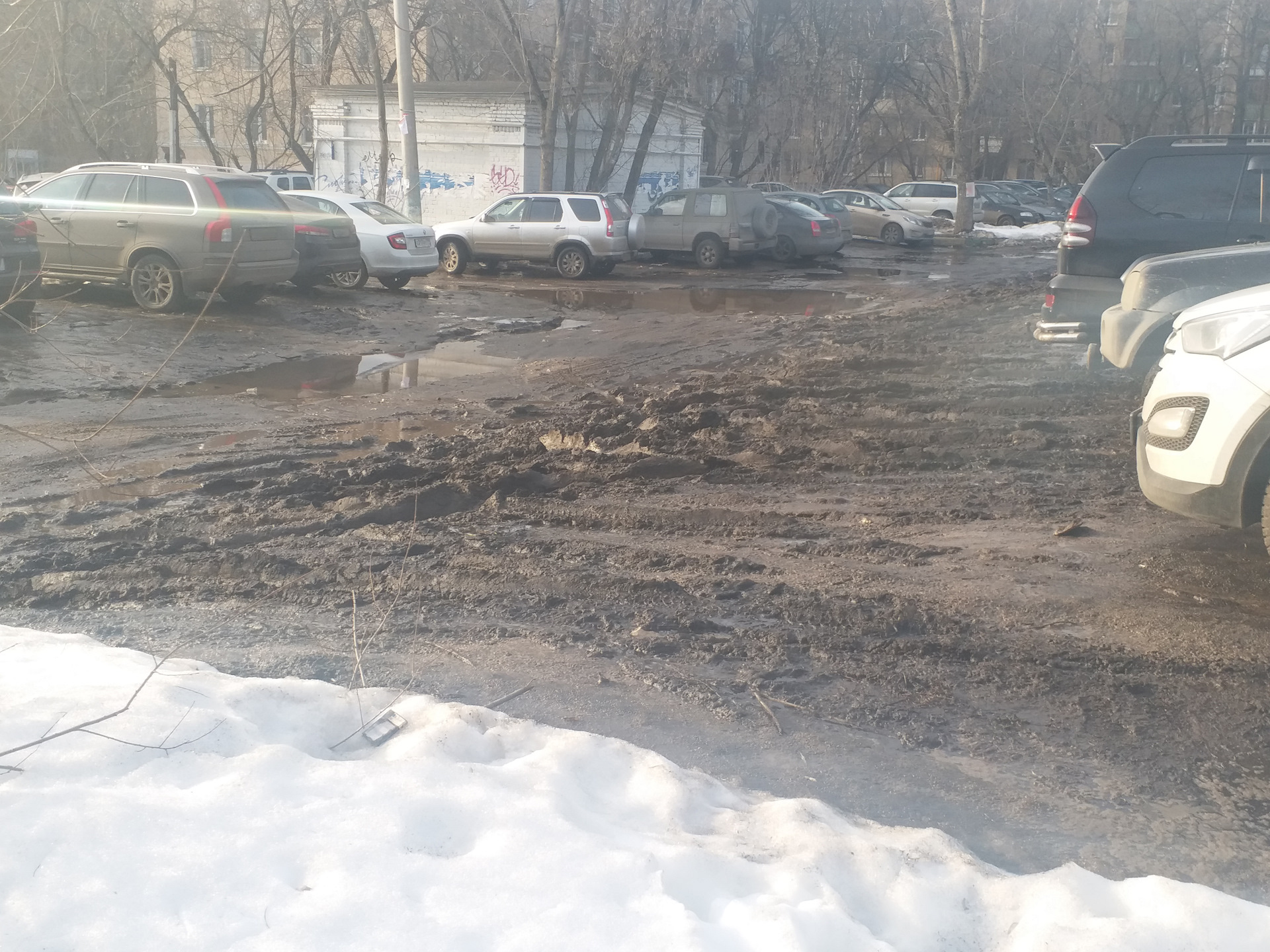 Грязи москва. Весенняя грязь в Москве. Весенняя грязь в городе. Весна грязь в МСК. Грязь в Москве 2020.