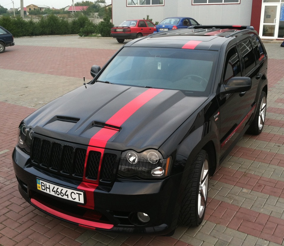 Машина с черными полосками. Jeep Grand Cherokee srt8. Jeep Grand Cherokee WK. Jeep Grand Cherokee srt8 wk1. Jeep srt8 красный.