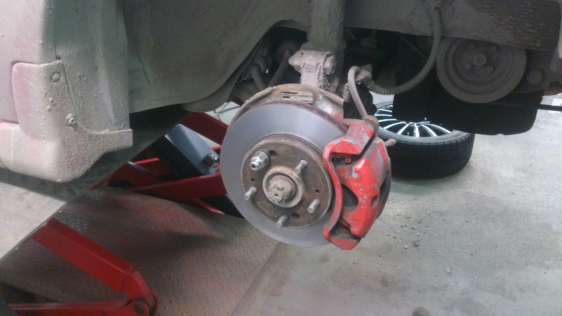 Проточка тормозных дисков, правка колесных дисков, переобувка (к зиме ...