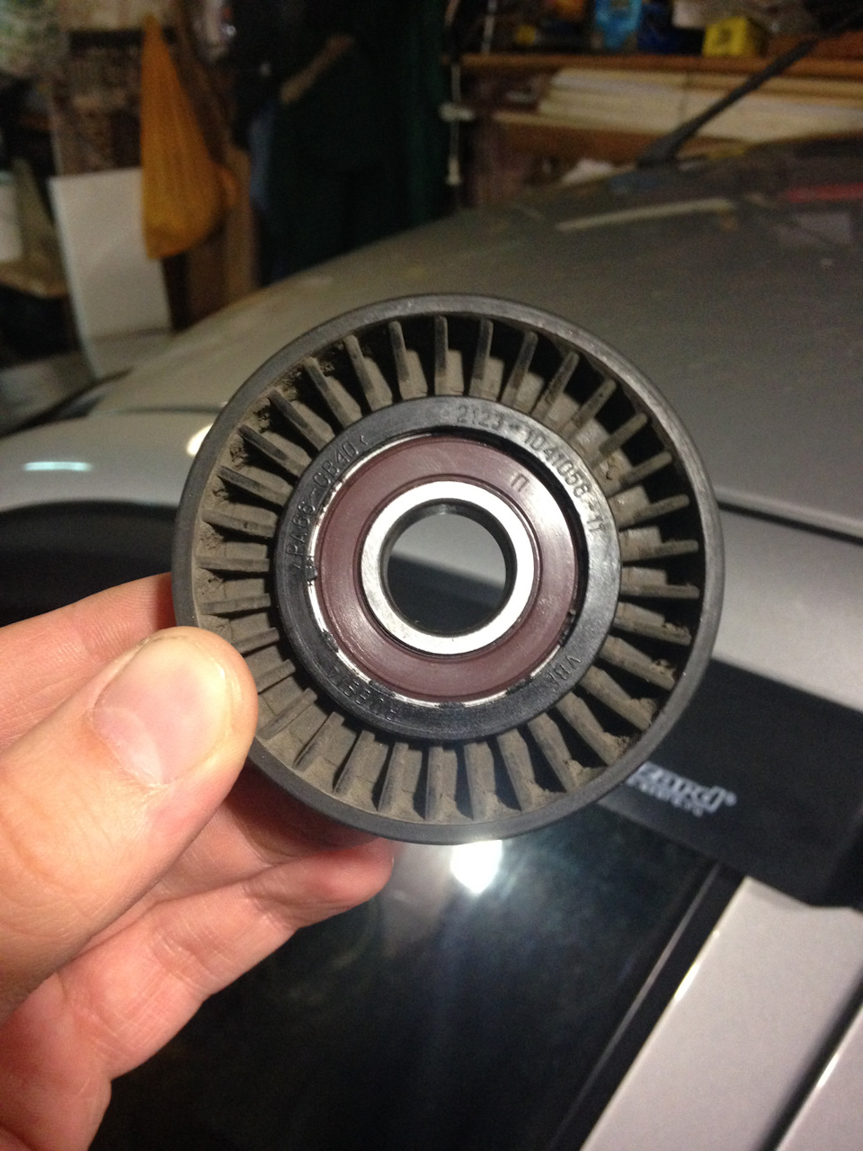 Замена натяжного ролика ремня вспомогательных агрегатов — Lada Гранта ...