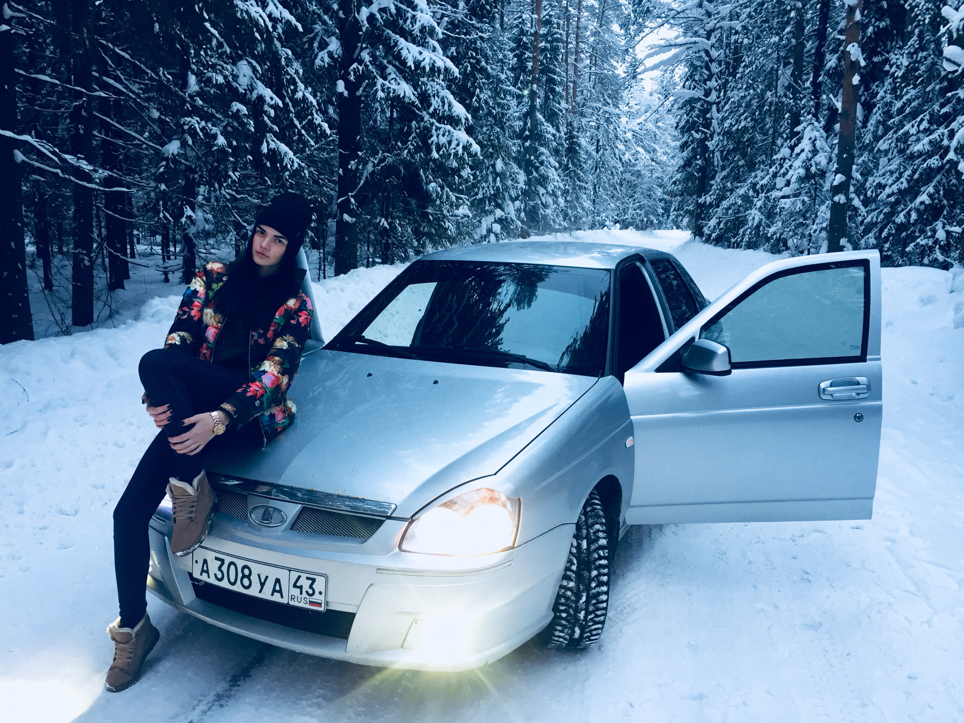 Белая Приора зимой и девушка