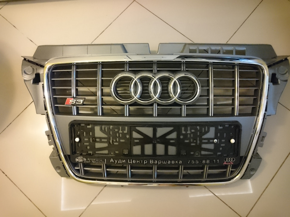 гриль S3 оригинал. Ободок новый. Под ним справа видна небольшая трещинка — Audi A3 Sportback (8PA)