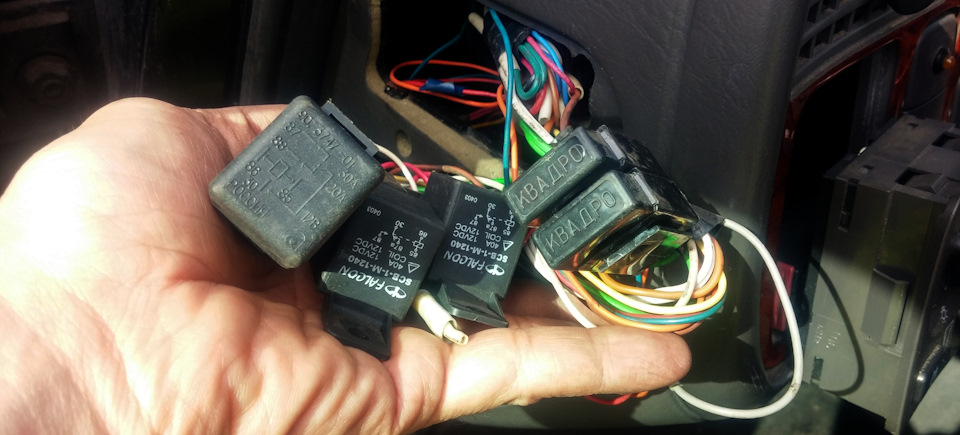 Вот эту ботву раскопал за щитком предохранителей (очень тяжело вздохнул). Нахуа! Пуркуа? — Saab 9-5 (1G). Запчасти на фото: SCB1M1240