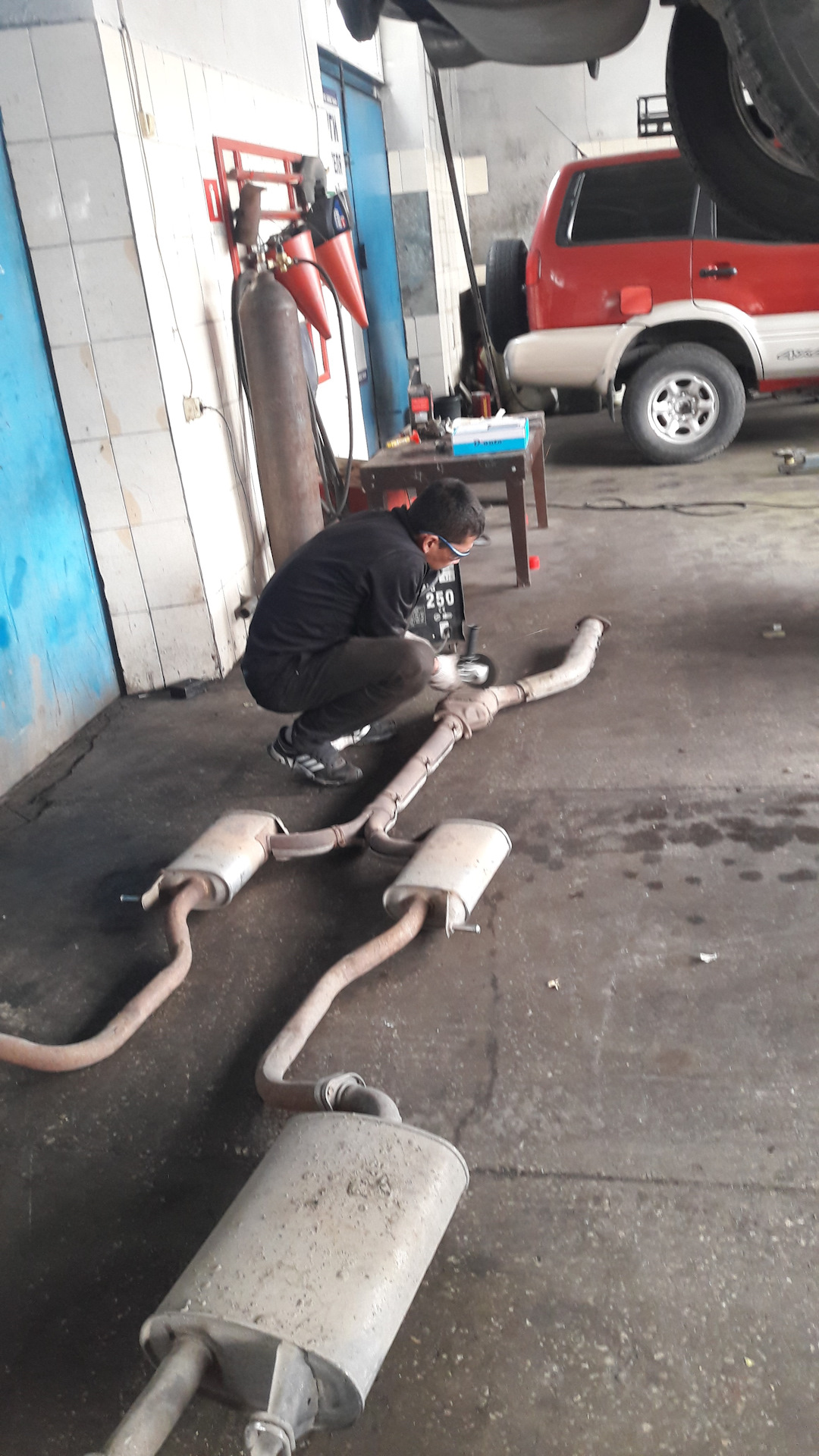 Звон в глушителе при разгоне. Звенящий выхлоп. Фото глушителя при снятии с двигателя. Выхлоп 406 двигатель карбюратор. Насадки выхлопа f10.