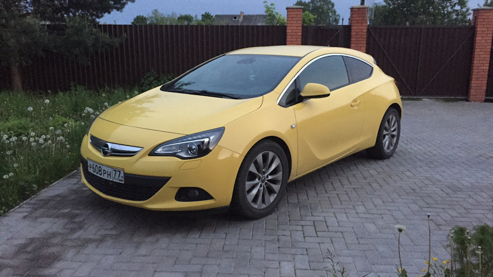 Opel astra j gtc 2012