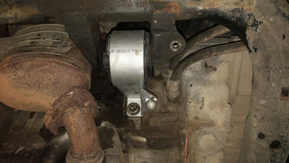 Полетела передняя подушка двигателя — Opel Astra H, 1,8 л, 2011 года ...