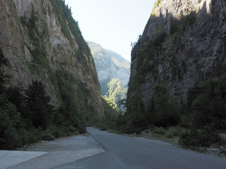 Дорога на озеро рица. Дорога на озеро Рица Абхазия. Абхазия серпантин на озеро Рица. Юпшарский каньон со смотровой.