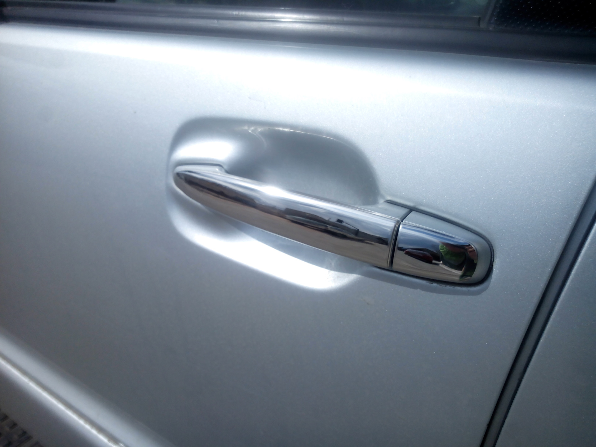 Как называется накладка на дверь автомобиля. Дверная ручка Тойота Хайлюкс. Ручки дверей автомобиля. Дверная ручка авто. Ручка двери машины.