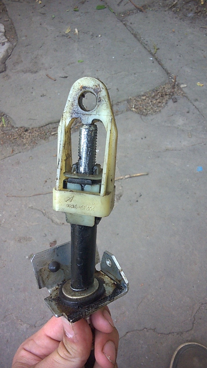 замена тросика педали сцепления — Lada Калина седан, 1,4 л, 2008 года ...