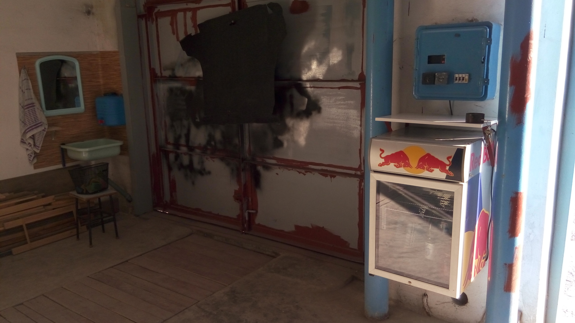 погреб из старого холодильника для дачи. кофейный автомат внутри. ящик для картошки на балконе. морозильник на лоджии. морозильный ларь на лоджии.