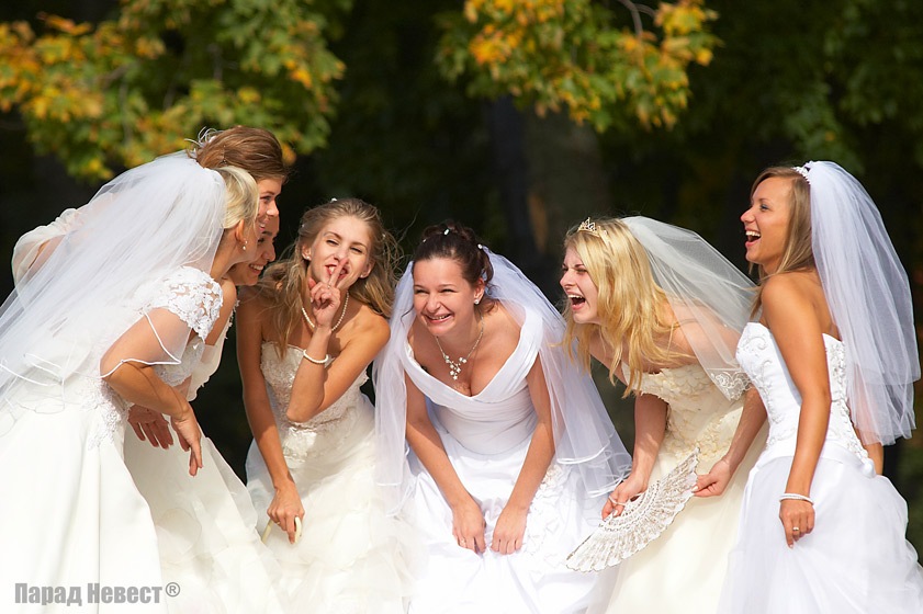 Свадьба и праздника не будет. Много невест. Невеста смеется. Невеста хохочет. Несколько женихов и невест.