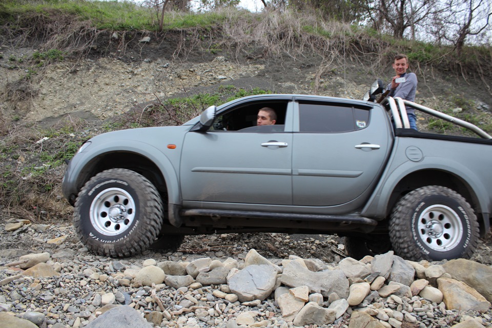 Mitsubishi l200 хаки