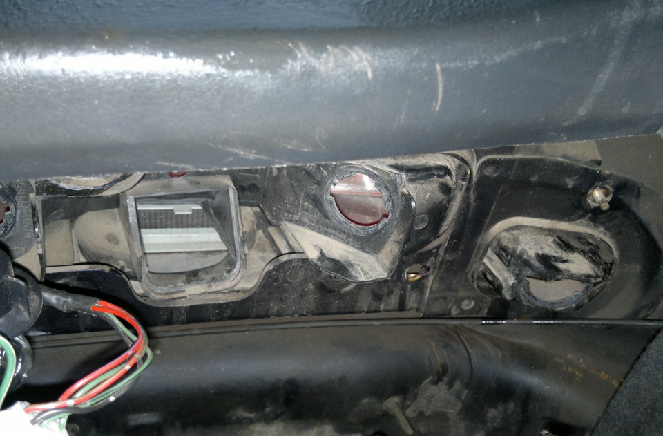 Открутить 4 гайки и снять все провода и вынуть фонарь) — Nissan 100 NX