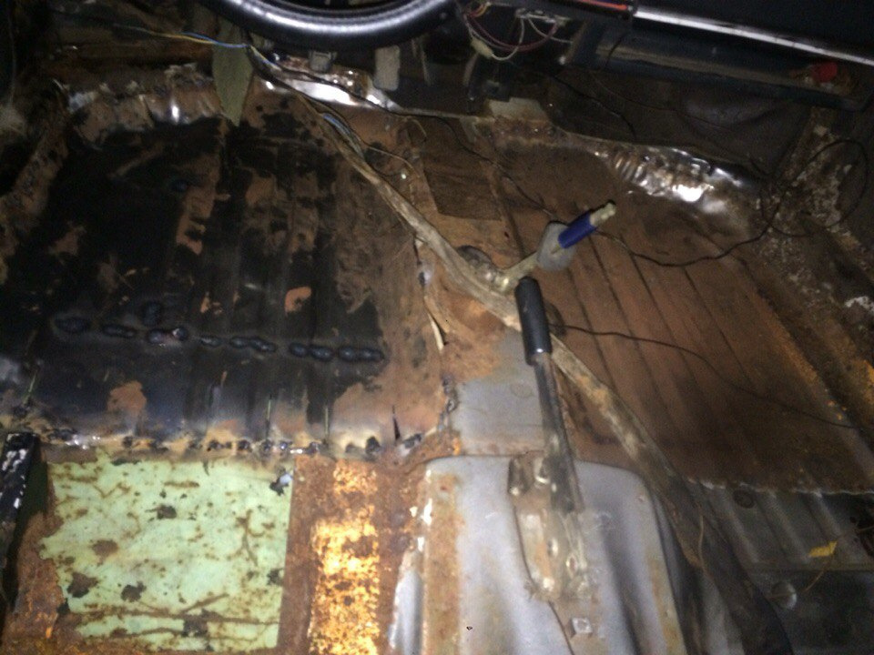 Гнилой пол. Сварка днища w210. Как заварить днище автомобиля. Как заварить днище автомобиля. Москвич днище.