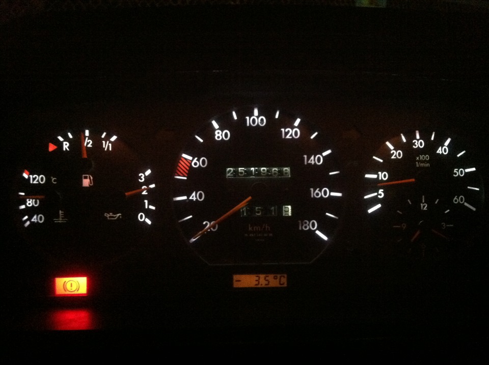 Приборная панель w202 лампочки. Подсветка приборной панели мерседес. Приборная панель мерседес w220. Подсветка панели приборов мерседес 124. Приборная панель мерседес 190.