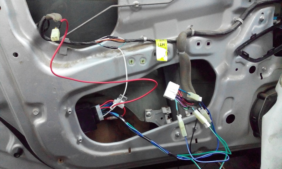 Доводчик стекол на нексии н100. Схема подключения доводчика хамелеон. Установка доводчика стекла. Доводчик стекол ауди а5. Установка доводчика стекла.