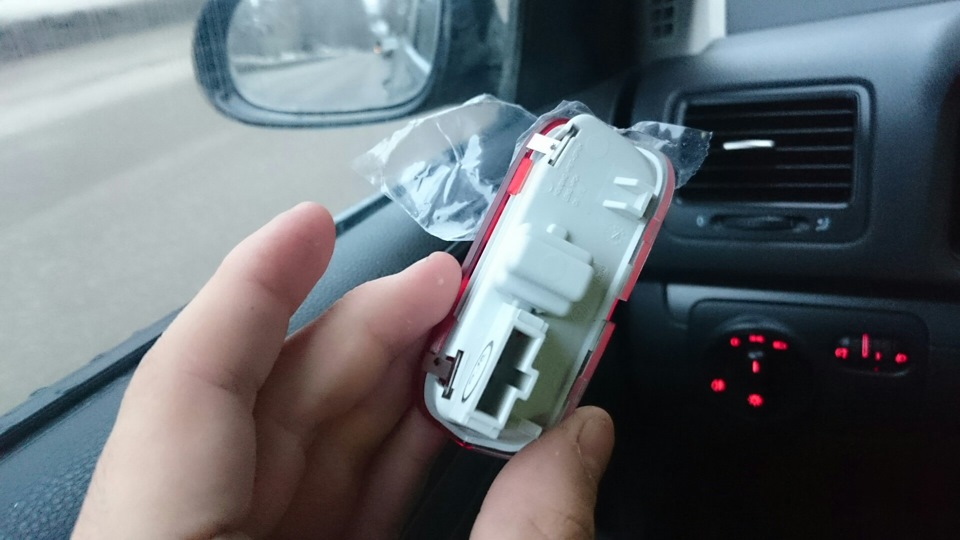 Подсветка околодверного пространства — Volkswagen Jetta V, 2 л, 2006 ...