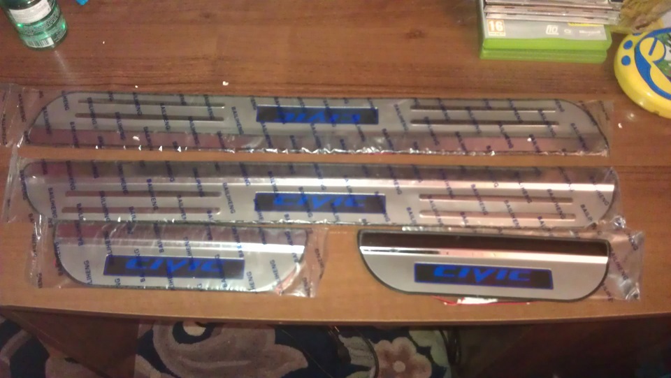 Светящиеся накладки на пороги — Honda Civic 4D (8G), 1,8 л, 2007 года ...