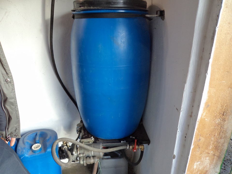Сделать солярку. Система фильтрации дизельного топлива в гараже. Емкость для воды в гараж. Бочка для солярки. Отстойник для дизельного топлива бочка.