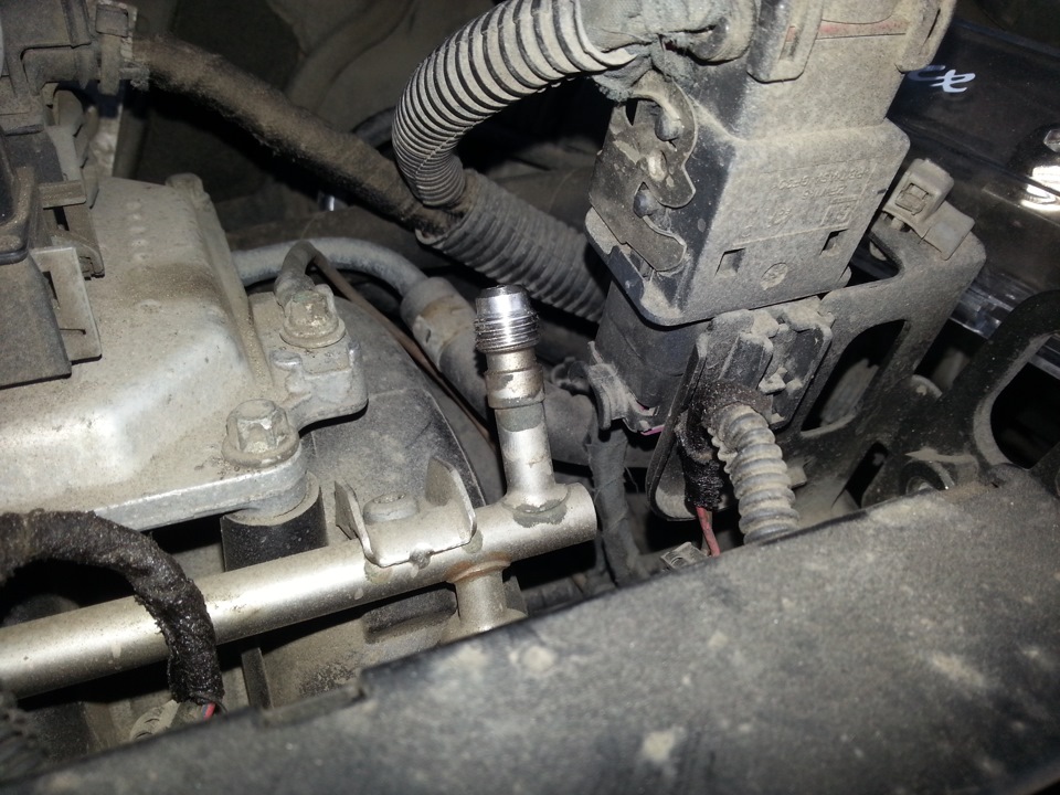 откручиваем пипку, чтоб сбросить давление с топливной магистрали. нажимаем внутри на на пипку. польется бенз…тряпочку надо. — Opel Astra H